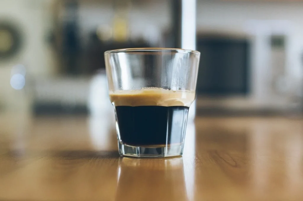 espresso jak pic jak pić małe espresso z widoczną warstwą creama